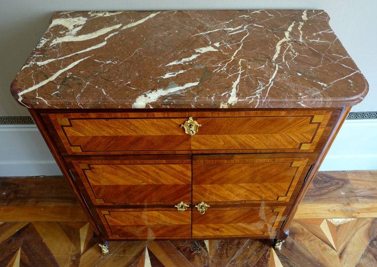 Übergangszeit-Kartonschrank mit Intarsienarbeit