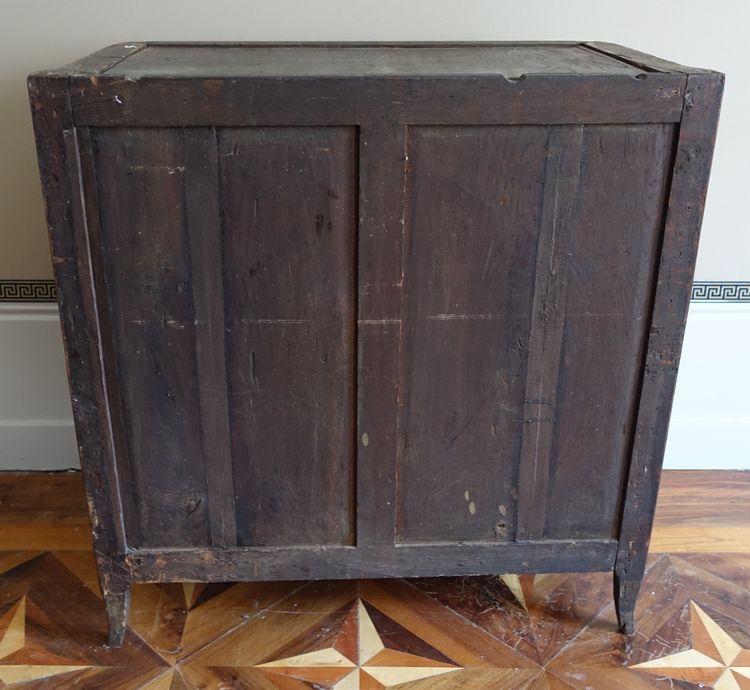 Übergangszeit-Kartonschrank mit Intarsienarbeit