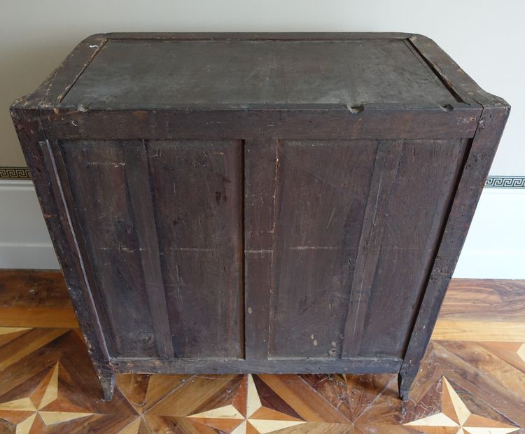 Übergangszeit-Kartonschrank mit Intarsienarbeit