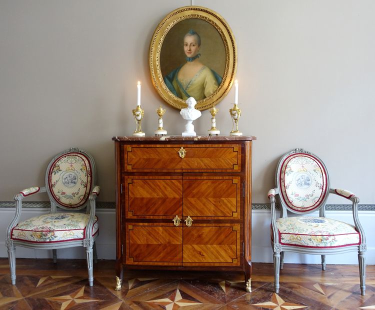 Übergangszeit-Kartonschrank mit Intarsienarbeit
