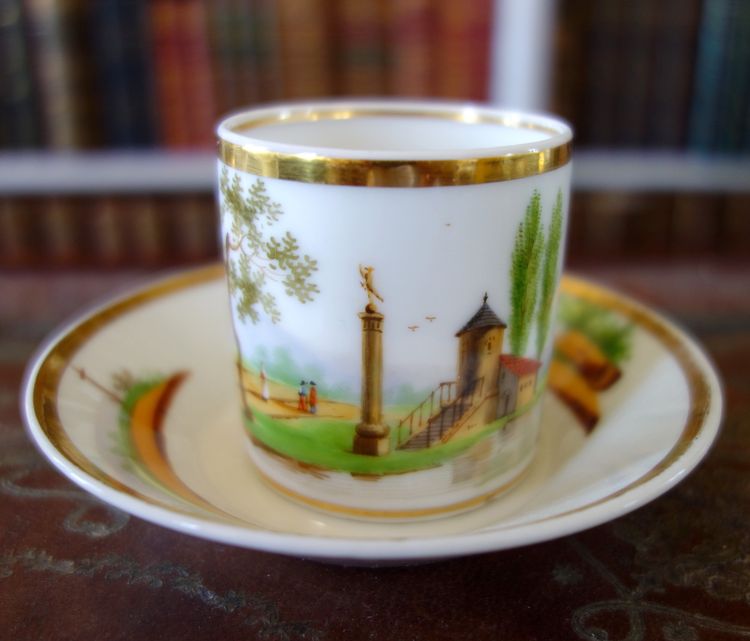 Tazza da caffè in stile Impero in porcellana parigina dorata con oro zecchino e paesaggio di castello - circa 1820