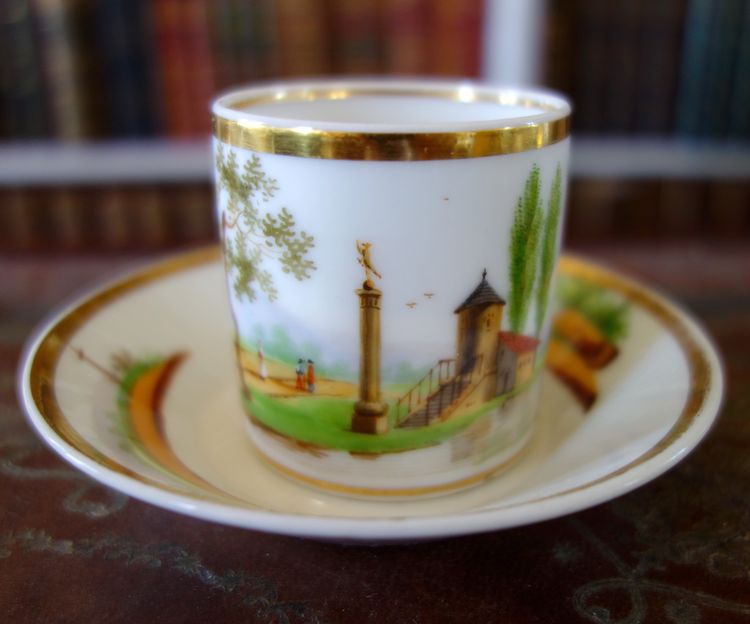 Tazza da caffè in stile Impero in porcellana parigina dorata con oro zecchino e paesaggio di castello - circa 1820