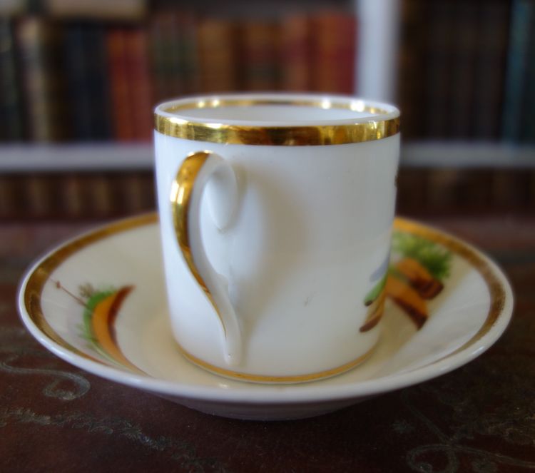 Tazza da caffè in stile Impero in porcellana parigina dorata con oro zecchino e paesaggio di castello - circa 1820