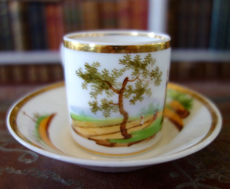 Tazza da caffè in stile Impero in porcellana parigina dorata con oro zecchino e paesaggio di castello - circa 1820