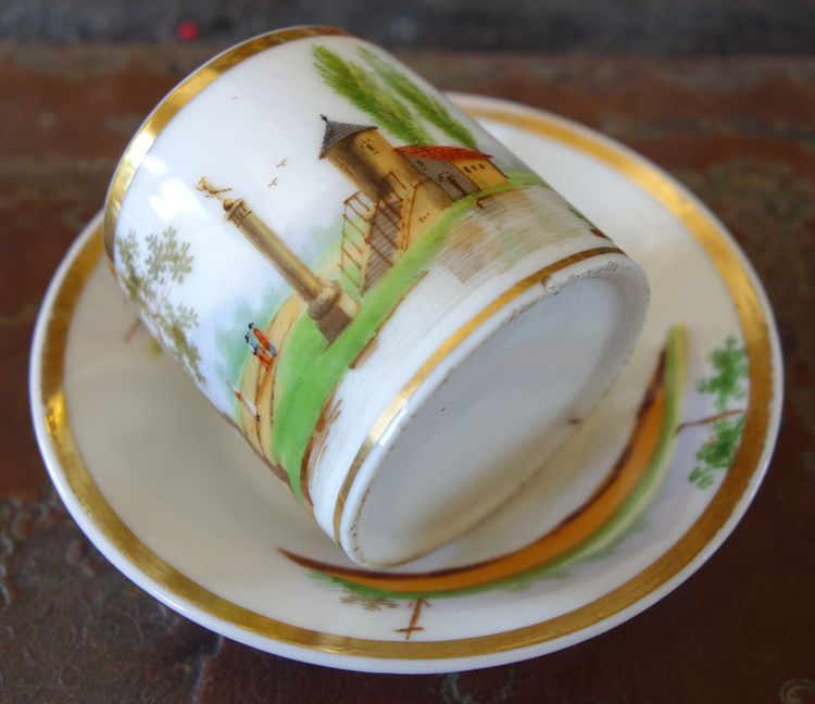 Tazza da caffè in stile Impero in porcellana parigina dorata con oro zecchino e paesaggio di castello - circa 1820