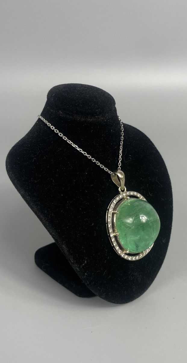 Anhänger Mit Smaragd In Cabochon Und Diamanten Besetzt