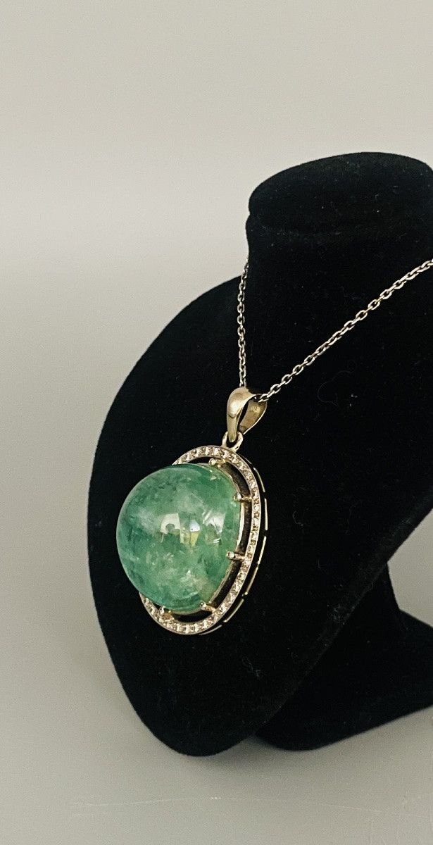 Anhänger Mit Smaragd In Cabochon Und Diamanten Besetzt