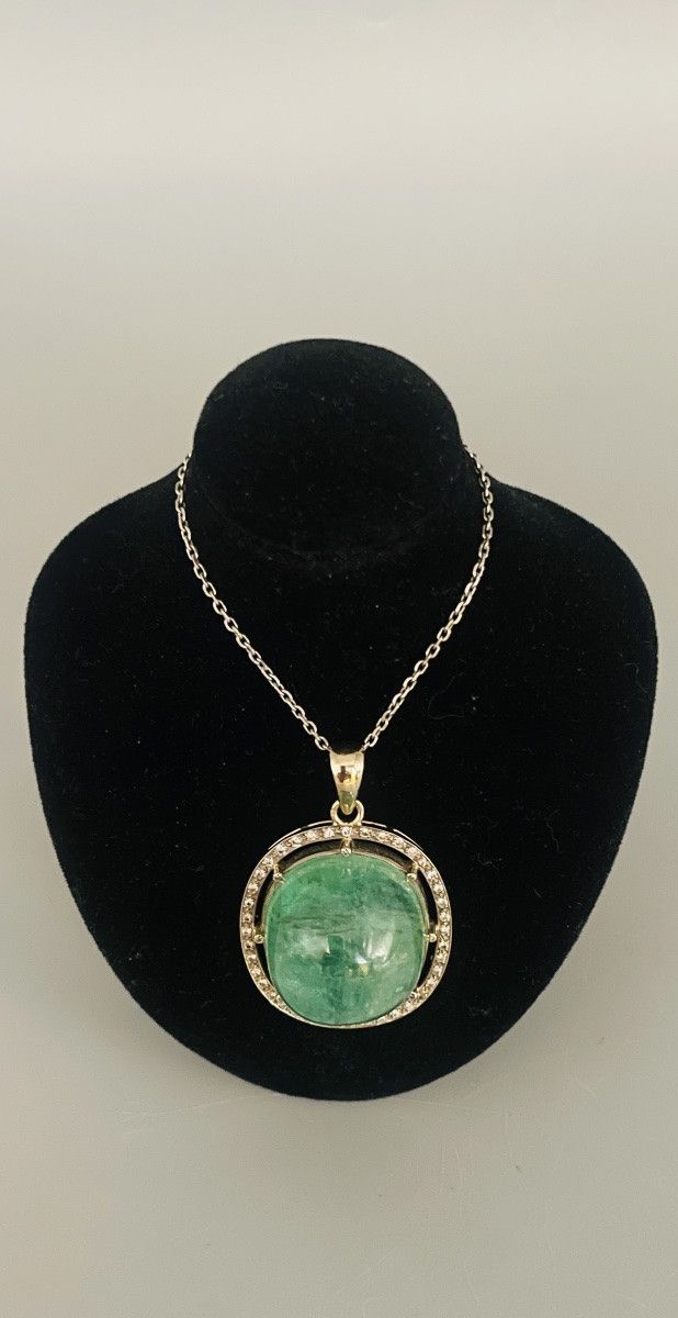 Anhänger Mit Smaragd In Cabochon Und Diamanten Besetzt