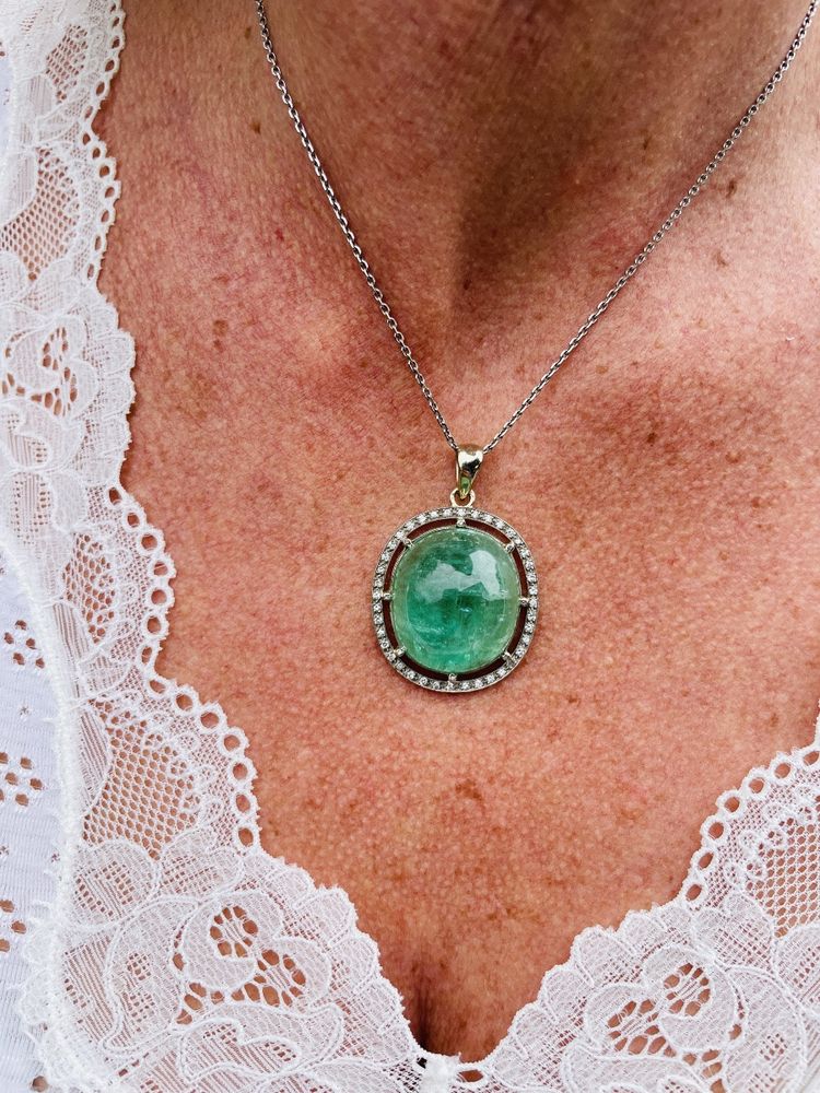 Anhänger Mit Smaragd In Cabochon Und Diamanten Besetzt
