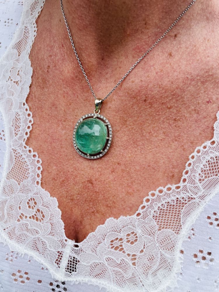 Anhänger Mit Smaragd In Cabochon Und Diamanten Besetzt