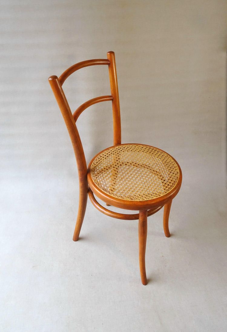Sedia THONET N° 142- 1/2 del 1905 con rivestimento in canna da zucchero