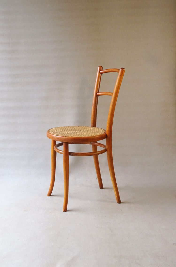 Sedia THONET N° 142- 1/2 del 1905 con rivestimento in canna da zucchero