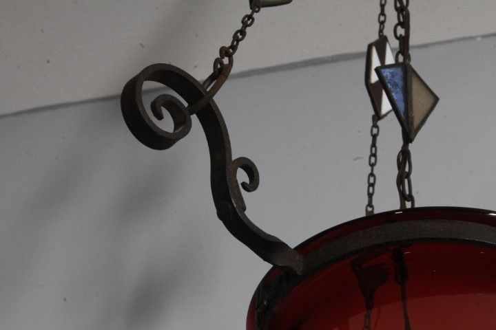 Lustre ancien en verre rouge de la fin du 19ème siècle ! Mesure h 82 cm l 30 cm