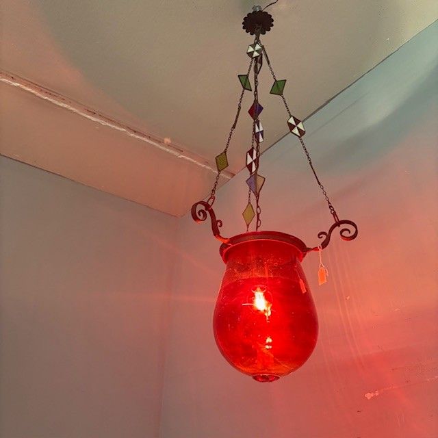 Lustre ancien en verre rouge de la fin du 19ème siècle ! Mesure h 82 cm l 30 cm
