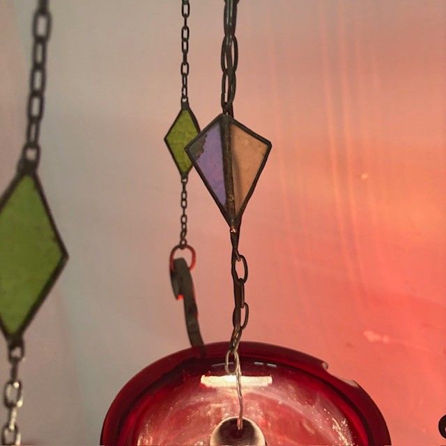 Lustre ancien en verre rouge de la fin du 19ème siècle ! Mesure h 82 cm l 30 cm