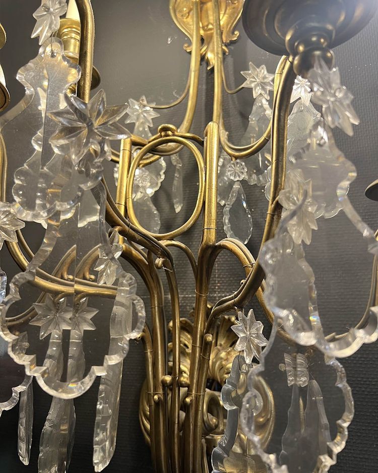 Paire d’appliques en bronze doré et verre taillé