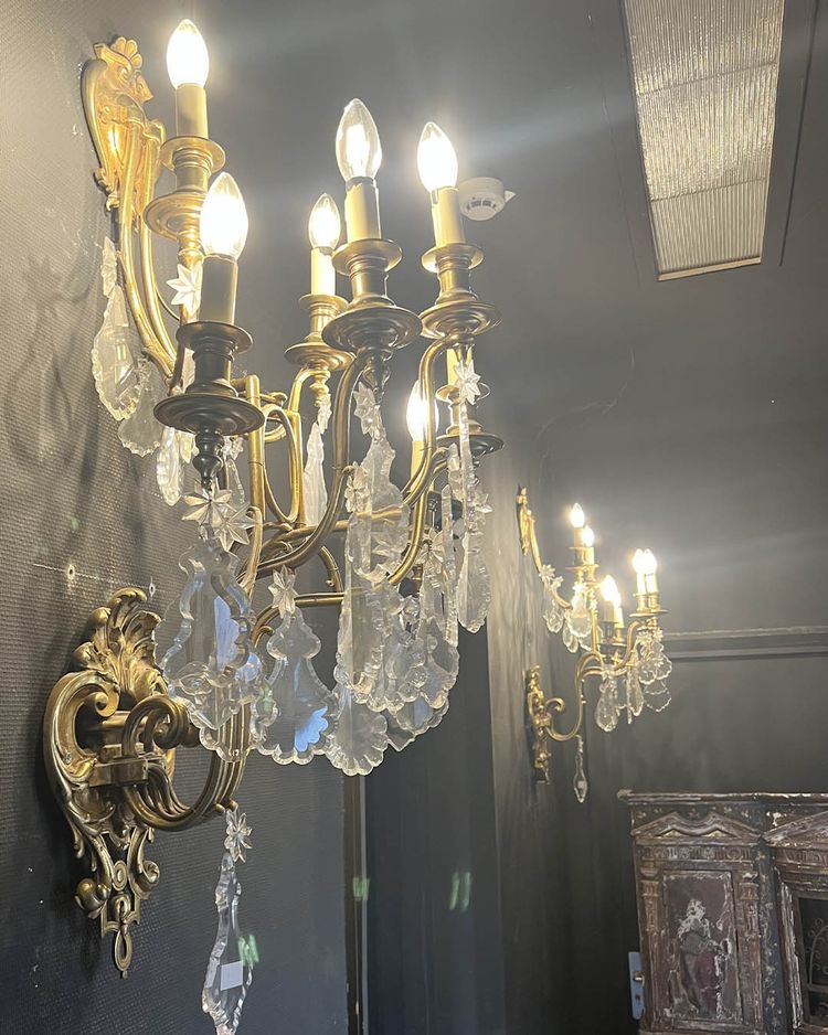 Paire d’appliques en bronze doré et verre taillé