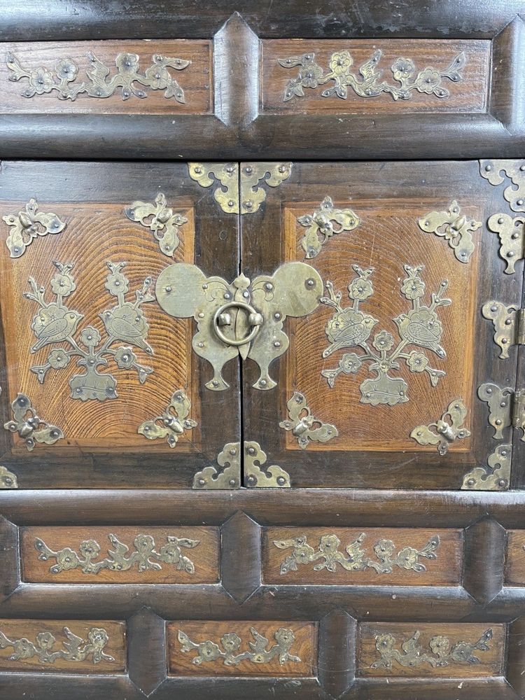 Cabinet Coréen Ancien En Bois Laqué Et Incrustations Métalliques, Fin XIXe Siècle