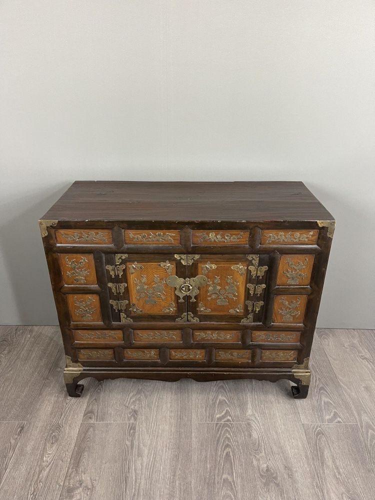 Cabinet Coréen Ancien En Bois Laqué Et Incrustations Métalliques, Fin XIXe Siècle