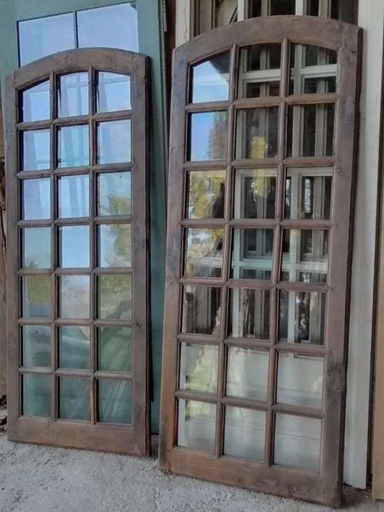 Two antiche porte di quercia del 17° secolo con porta a libro per finestre in legno