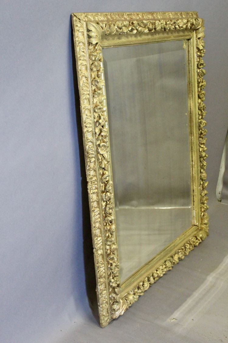 Important Miroir Louis XIV Richement Sculpté De Fleurs En Bois Doré