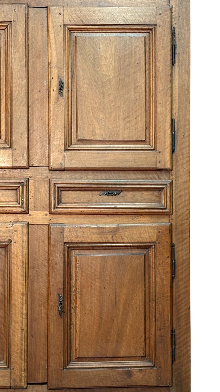 Zweischaliges Sideboard aus Nussbaum 1700