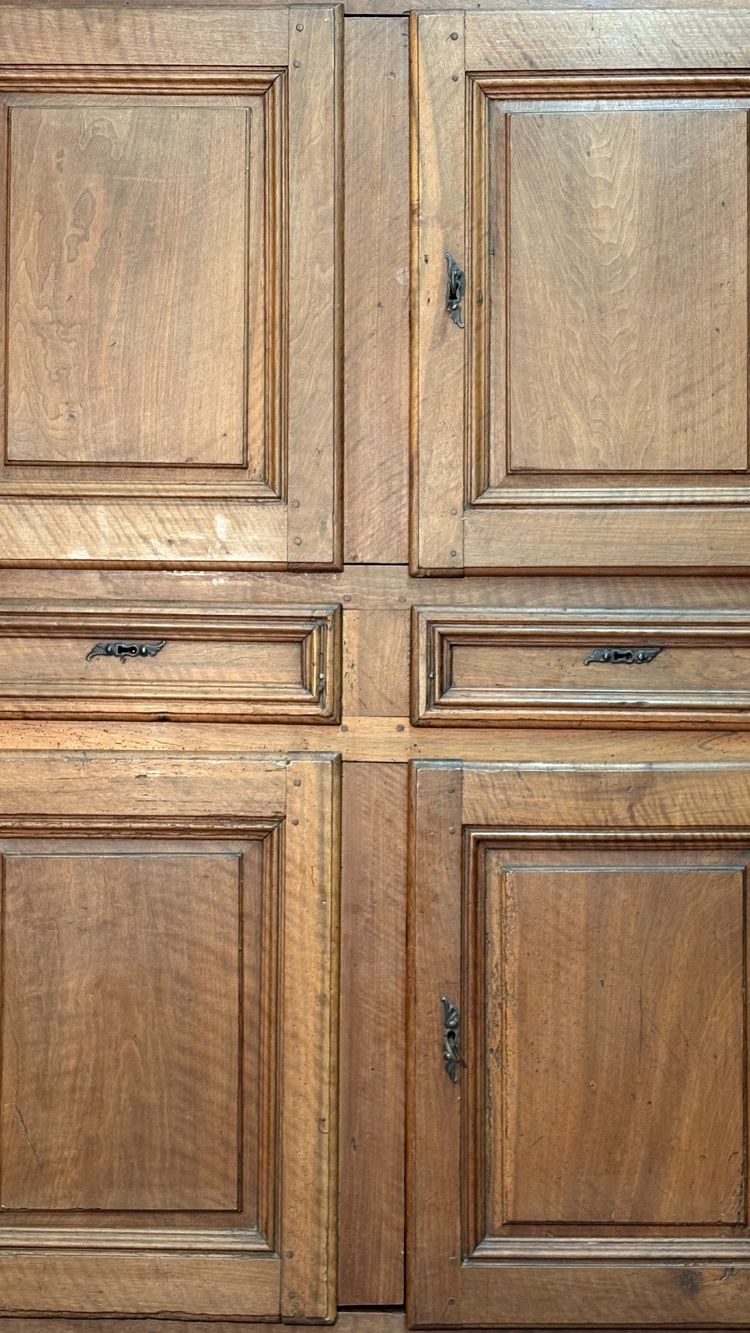 Zweischaliges Sideboard aus Nussbaum 1700