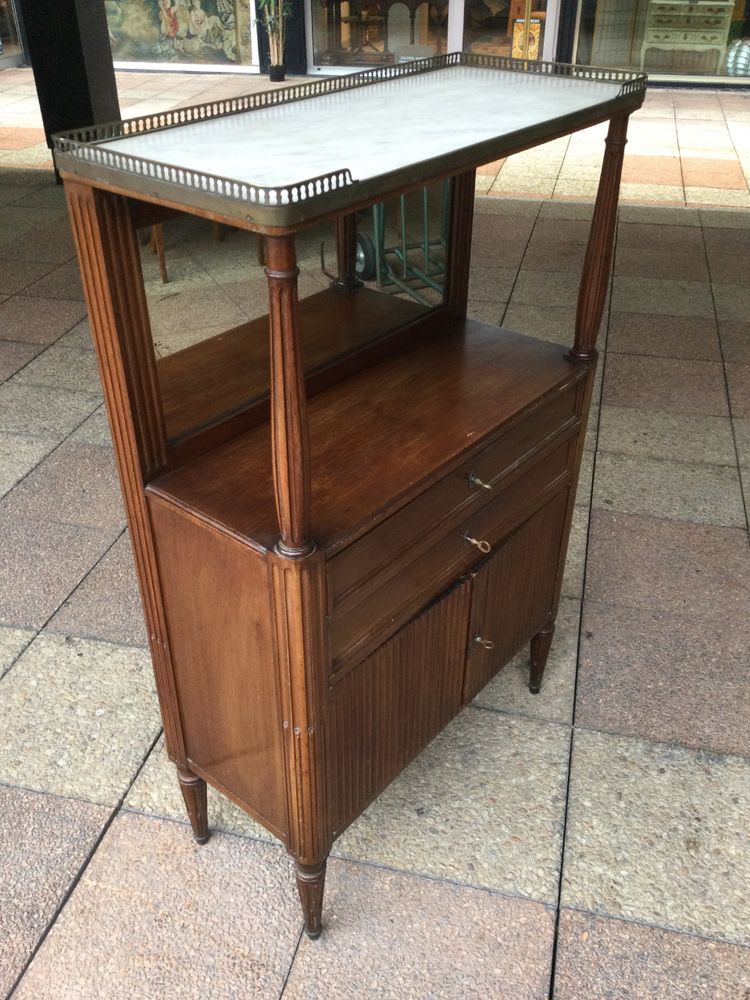 Une console- desserte de style Louis XVI en acajou