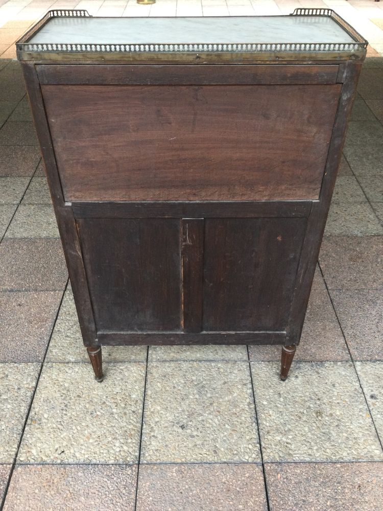 Une console- desserte de style Louis XVI en acajou