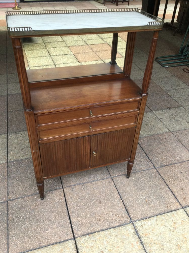 Une console- desserte de style Louis XVI en acajou
