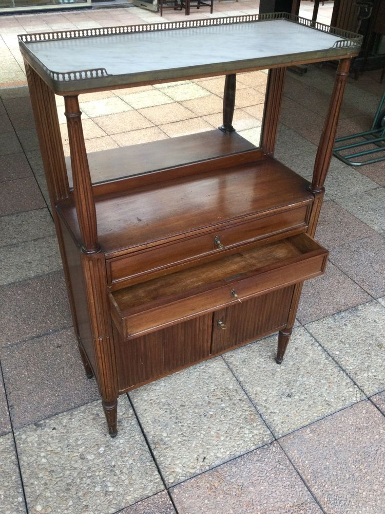 Une console- desserte de style Louis XVI en acajou