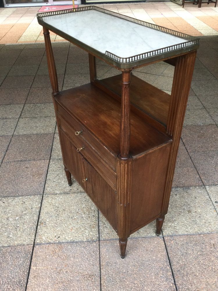 Une console- desserte de style Louis XVI en acajou