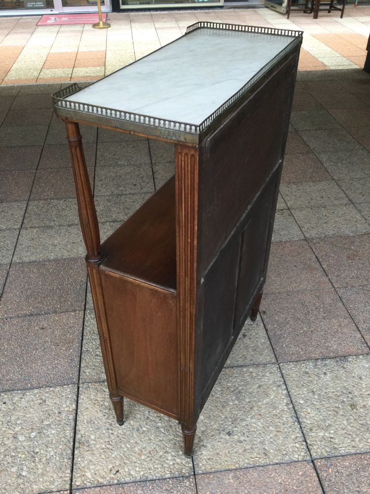 Une console- desserte de style Louis XVI en acajou