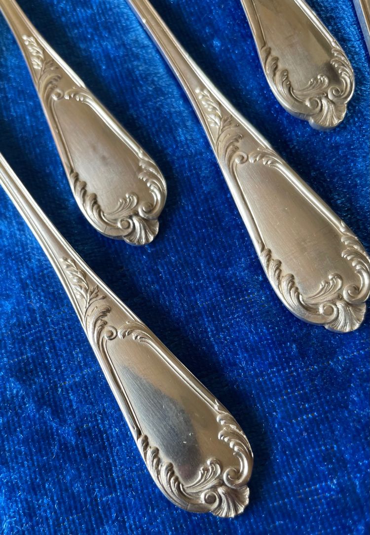 6 oyster forks.