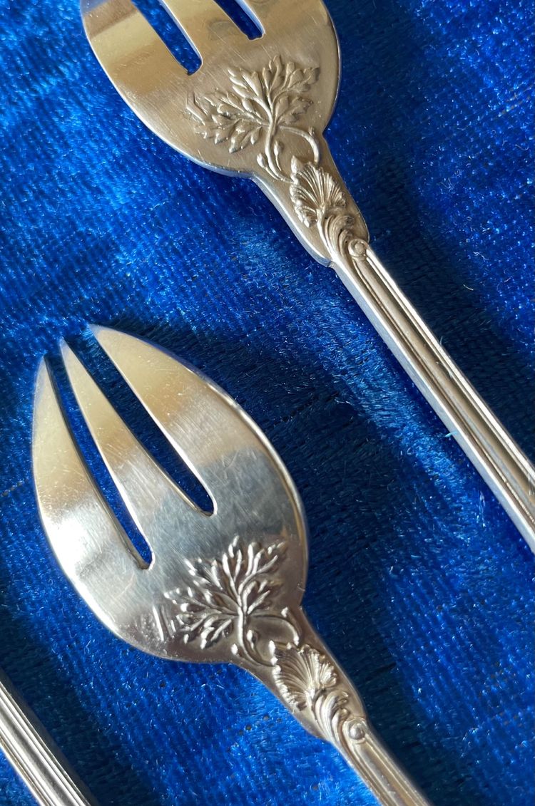 6 oyster forks.