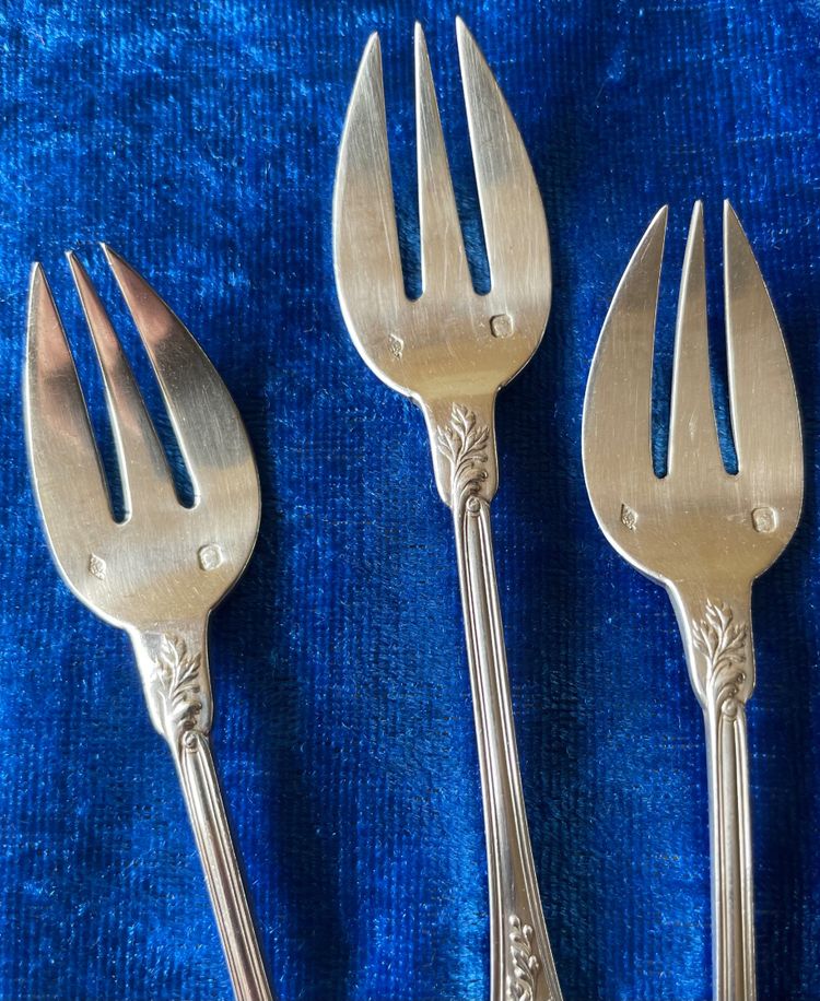 6 oyster forks.