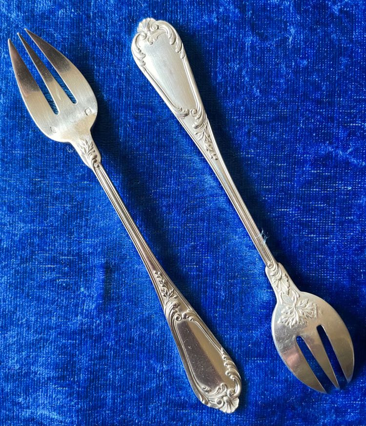 6 oyster forks.