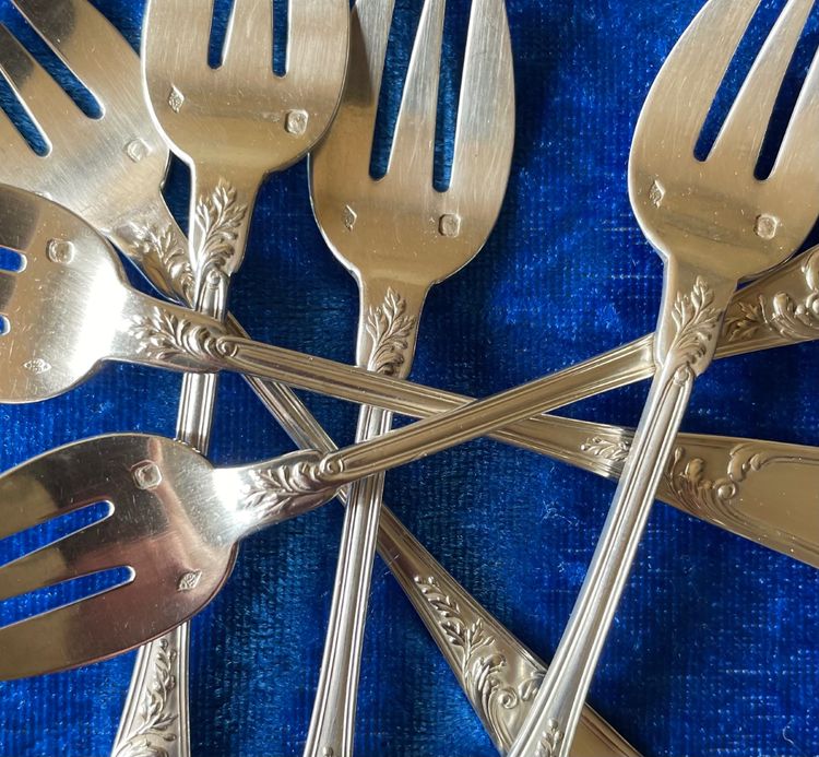 6 oyster forks.
