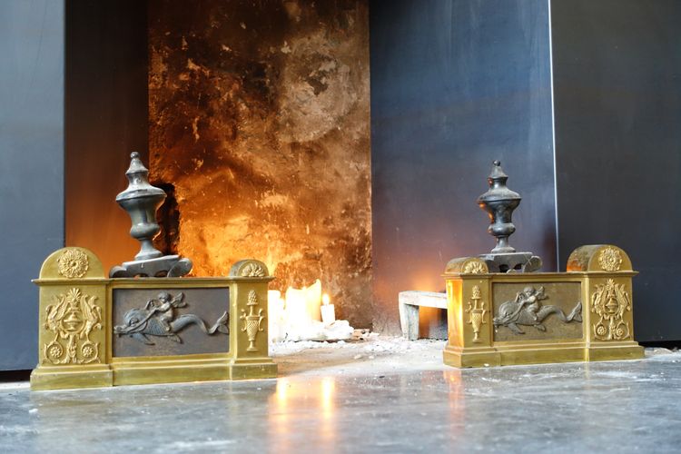 Paire de chenets, feux en bronze doré, époque Empire Restauration