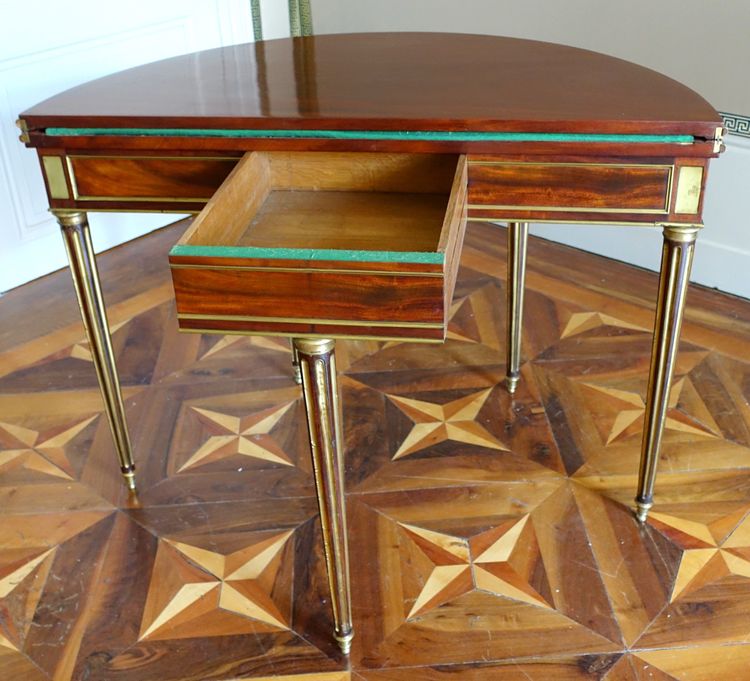 Mahogany half-moon game table / dining table, Louis XVI Directoire period - late 18th century