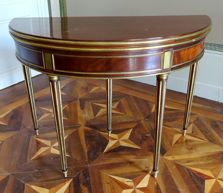 Mahogany half-moon game table / dining table, Louis XVI Directoire period - late 18th century