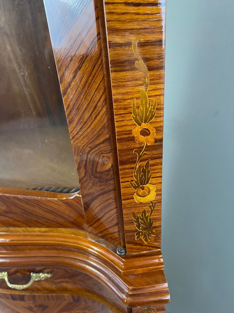 Vitrine d’angle en marqueterie, XXe Siècle