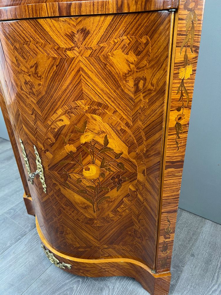 Vitrine d’angle en marqueterie, XXe Siècle