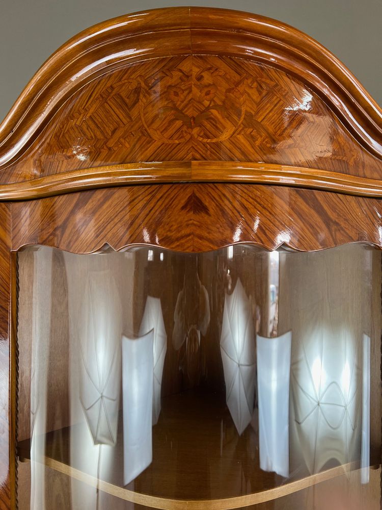 Vitrine d’angle en marqueterie, XXe Siècle