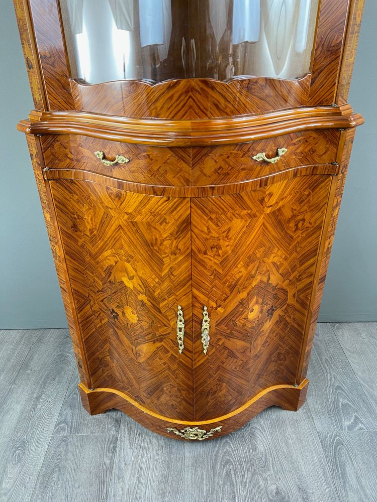 Vitrine d’angle en marqueterie, XXe Siècle