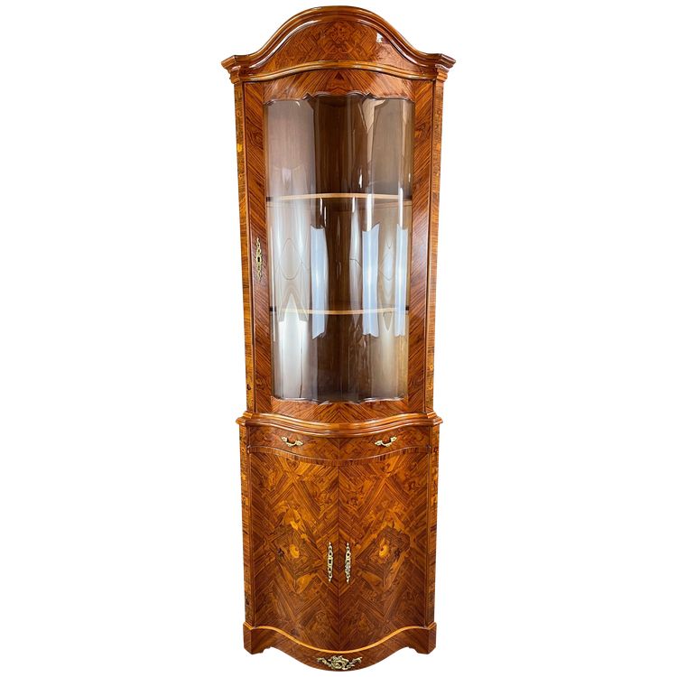 Vitrine d’angle en marqueterie, XXe Siècle