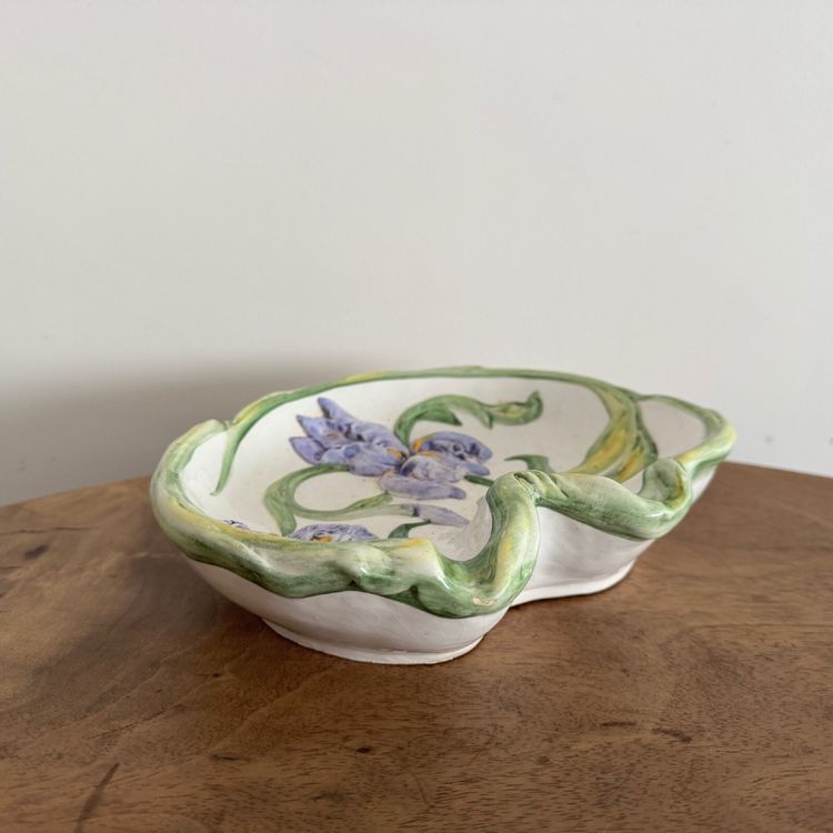 Barbotine iris cup Capodimonte 20th century