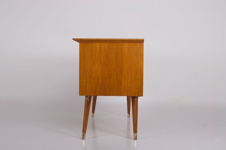 Modernistisches Sideboard mit Messing-Kompassfüßen.