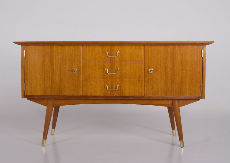 Modernistisches Sideboard mit Messing-Kompassfüßen.