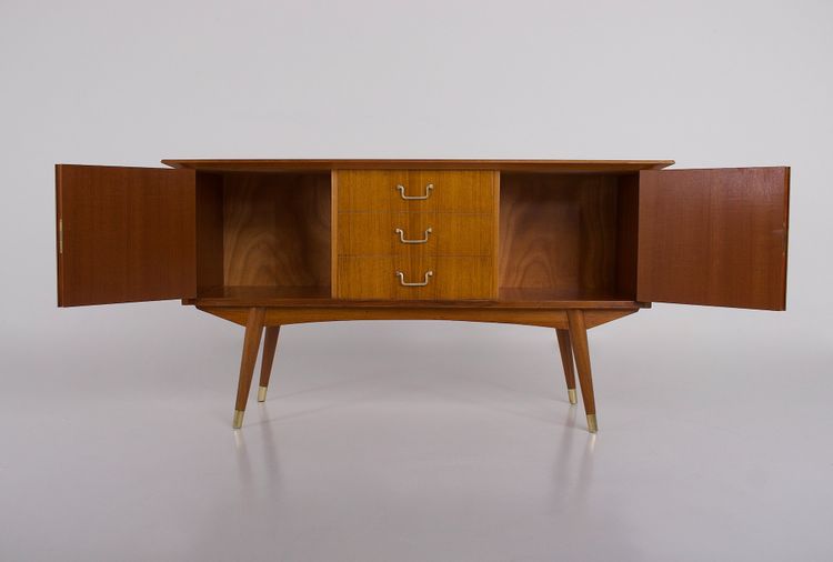 Modernistisches Sideboard mit Messing-Kompassfüßen.